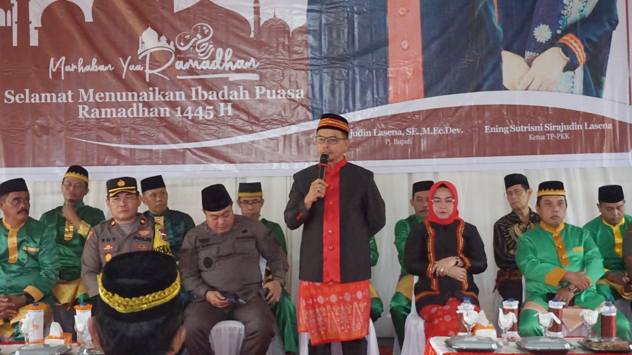 Pj Bupati Bolmut Sirajudin Lasena saat menyampaikan sambutannya di prosesi adat Mopohabaru
