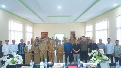 Tim Ahli IPB bersama Pemkab Bolmut di Aula Bapelitbang, melakukan seminar kajian pengembangan potensi pertanian di Bolmut (Foto: Prokopim Bolmut)