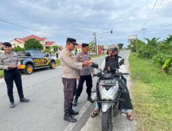 Polres Bolmut Bagi-bagi Takjil ke Pengguna Jalan Raya