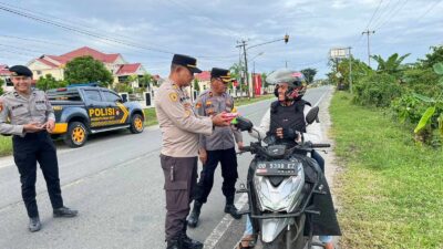 Polres Bolmut Bagi-bagi Takjil ke Pengguna Jalan Raya