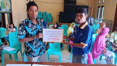 Sekretaris Desa Tanjung Buaya Murianto Abdulfatah saat menyerahkan BLT DD Tahun 2024 ke Warga (Foto: Pemdes)