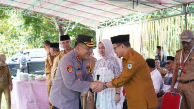 Kapolres Bolmut AKBP Juleigtin Bersama Pj Bupati Bolmut saat Menghadiri Halal Bihalal di Desa Gihang