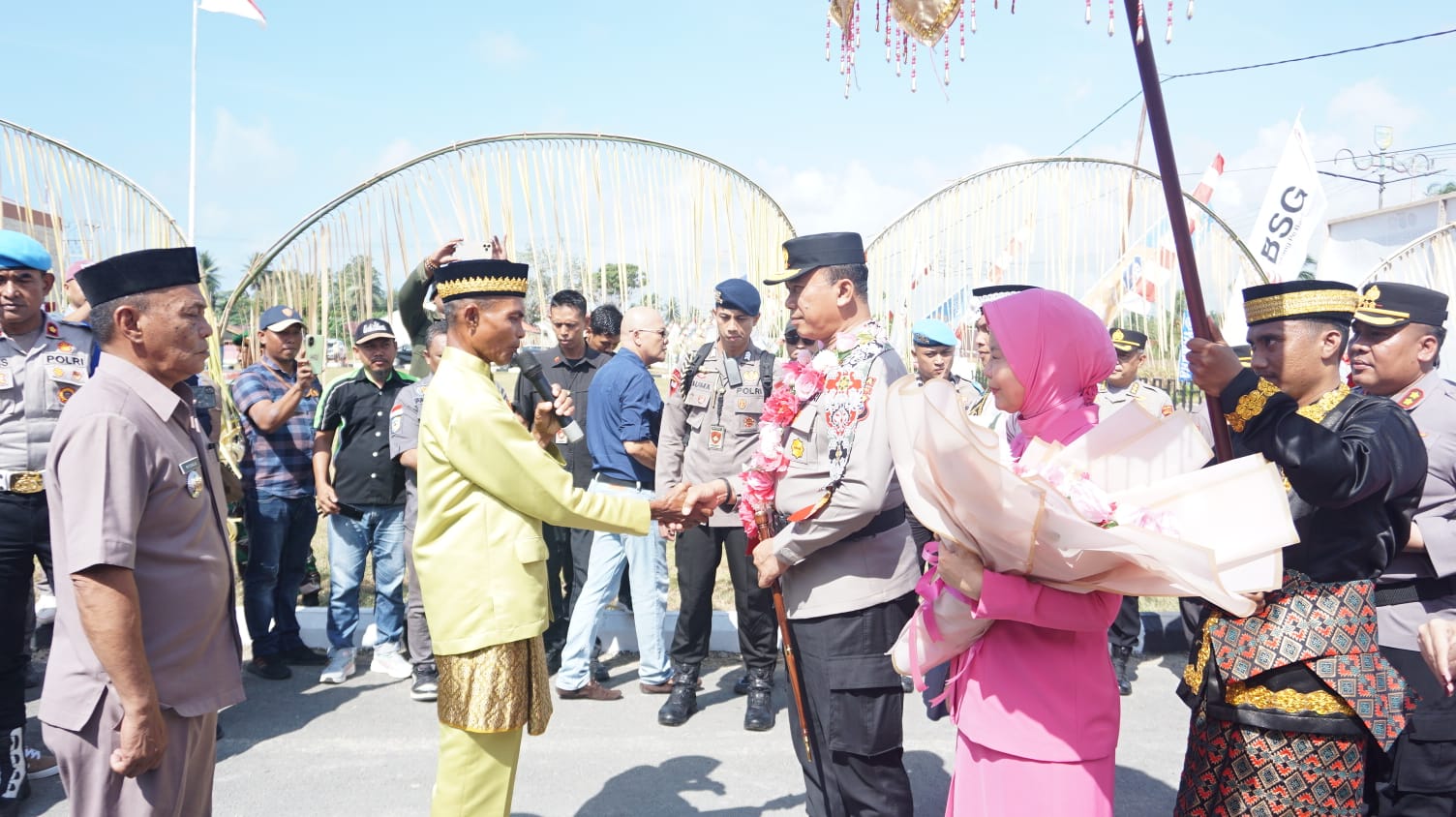 Kapolda Sulut Irjen Pol Yudhiawan diterima secara adat di Gerbang Mako Polres Bolmut (foto: Svg)