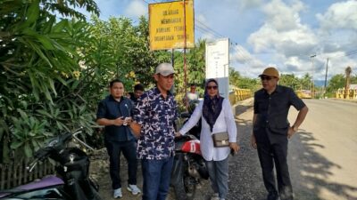 Komisi III DPRD Bolmut saat meninjau lokasi pengerjaan jalan di jembatan Sahange Desa Bunia, Kecamatan Bintauna (foto: svg)