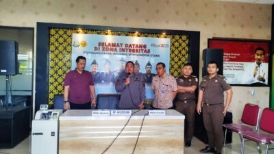 Kajari Bolmut Oktavian Syah Effendi saat memimpin press conference eksekusi uang sitaan, pengembalian dan biaya perkara atas kasus Tipikor di Sekretariat DPRD Bolmut