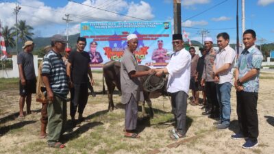 Momen Idul Adha 1445 Hijriah, Polres Bolmut bagikan hewan kurban ke warga