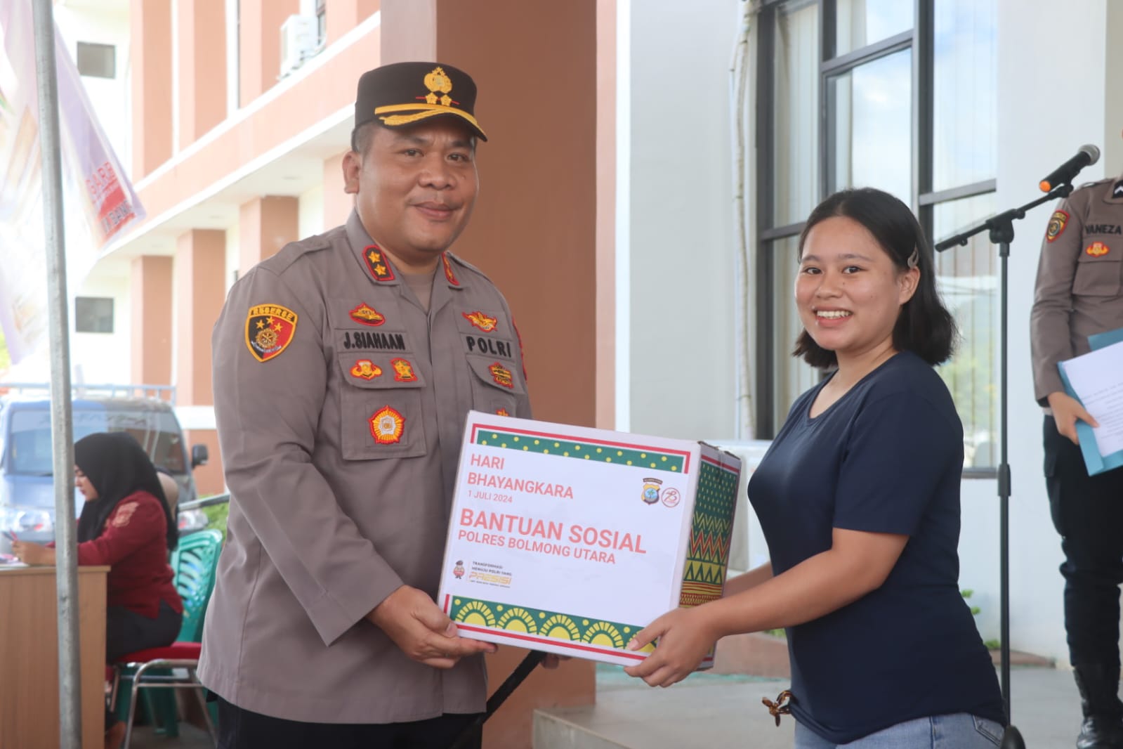 Kapolres Bolmut AKBP Juleigtin Siahaan, S.I.K., M.I.K memberikan bantuan sosial ke warga pada acara memperingati HUT Bhayangkara ke-78