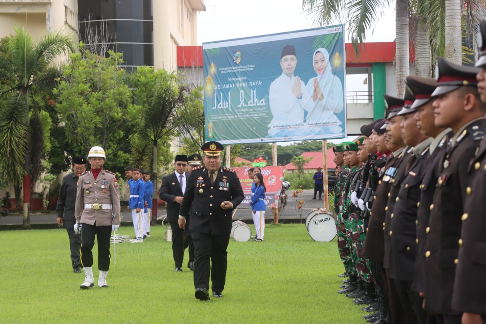 Kapolres Bolmut AKBP Juleigtin Siahaan saat mempimpin upacara peringatan HUT Bhayangkara ke-78