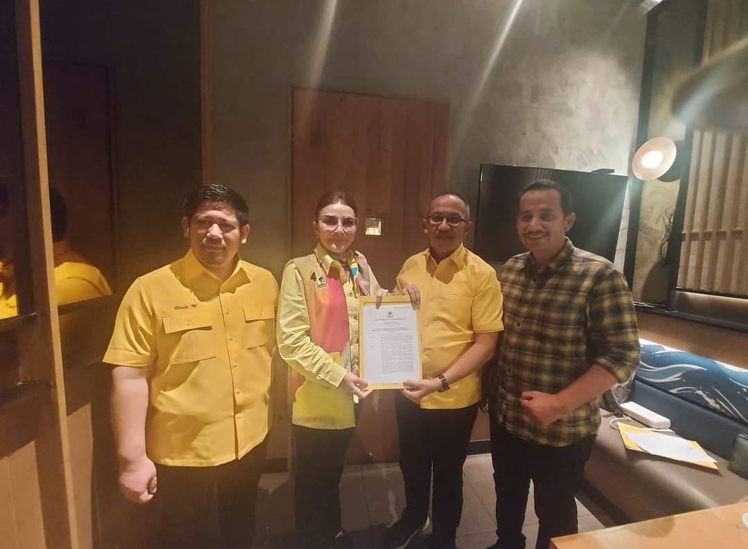 Penyerahan B1KWK oleh Ketua DPD Golkar Sulut kepada Asripan Nani