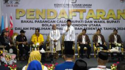 Pasangan Asripan Nani dan Aktrida Datunsolang Saat Mendaftar Calon Bupati dan Wakil Bupati Bolmut di KPU