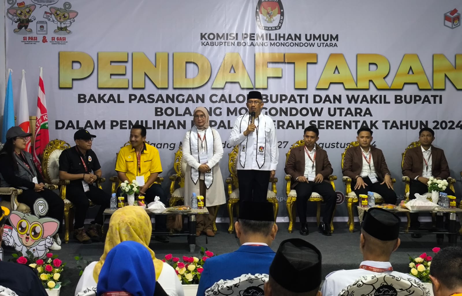 Pasangan Asripan Nani dan Aktrida Datunsolang Saat Mendaftar Calon Bupati dan Wakil Bupati Bolmut di KPU