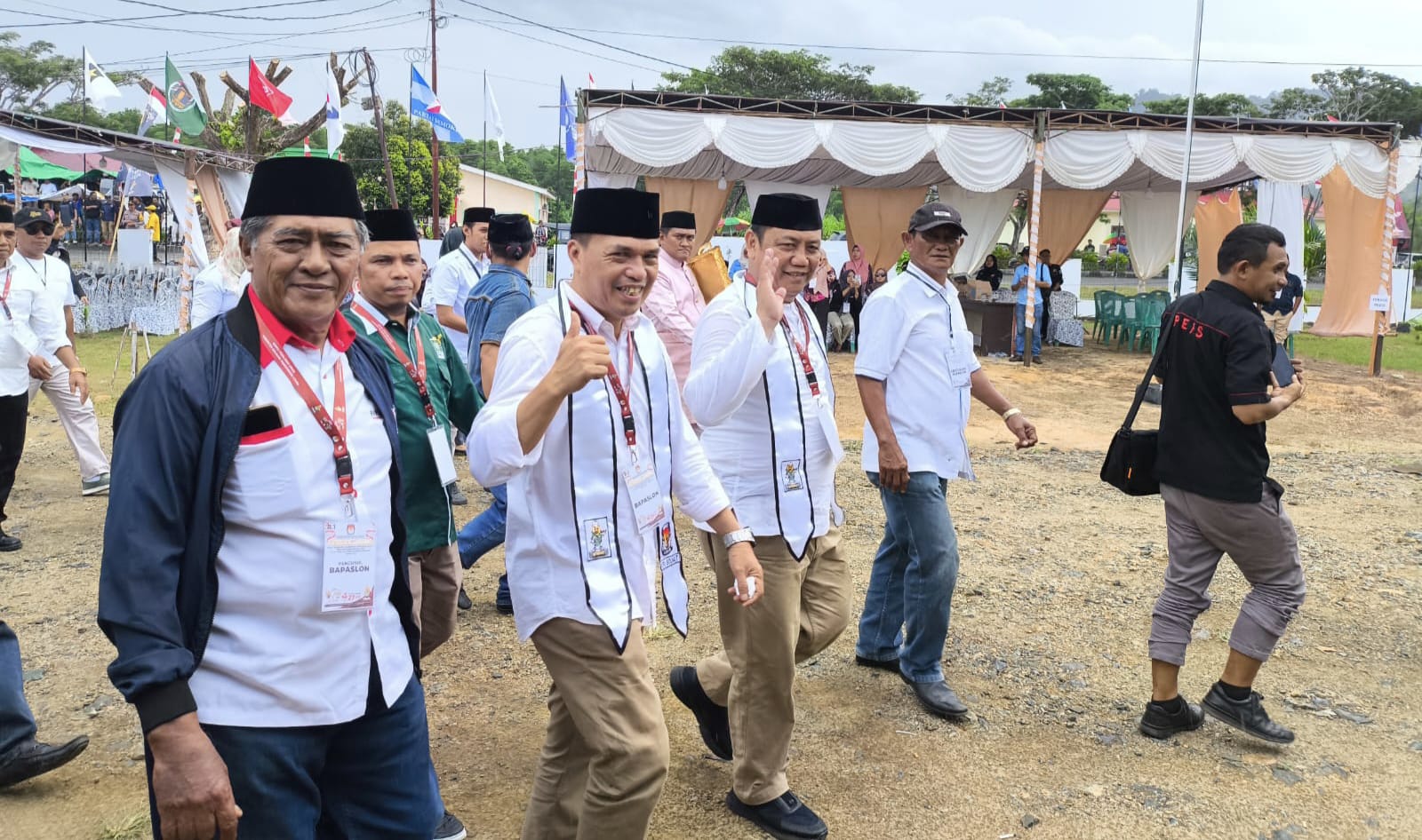 Pasangan Suriansyah Korompot dan Ramses Rizal Sondakh (Sukses) saat mendaftar di KPU Bolmut