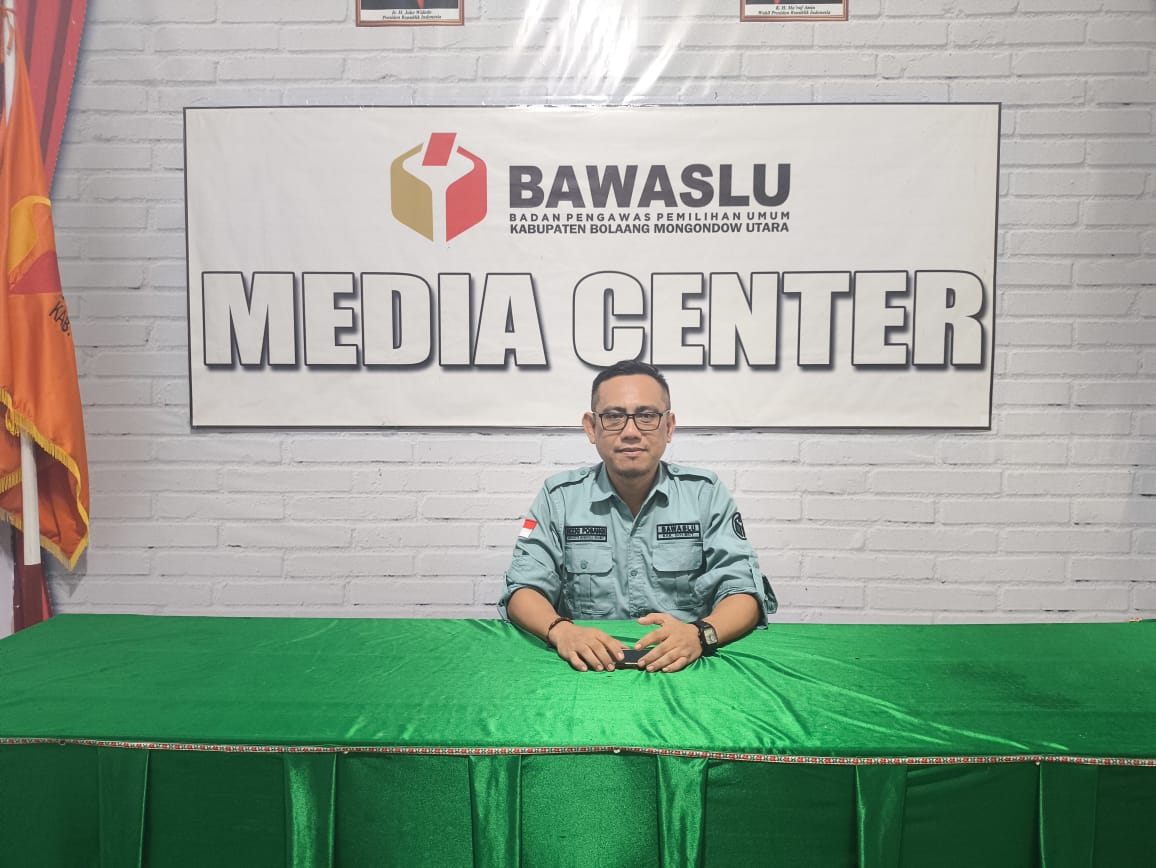 Plt Ketua Bawaslu Bolmut Rizki Posangi saat memberikan keterangan terkait 3 kasus dugaan pelanggaran yang tengah diproses oleh Bawaslu