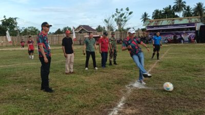 Bupati Bolsel Iskandar Kamaru Saat Membuka Turnamen Sepakbola Sangadi Biniha Cup