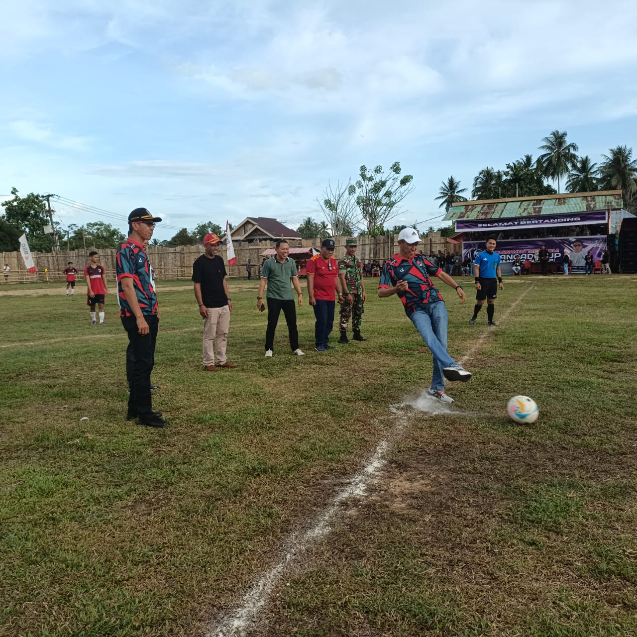 Bupati Bolsel Iskandar Kamaru Saat Membuka Turnamen Sepakbola Sangadi Biniha Cup