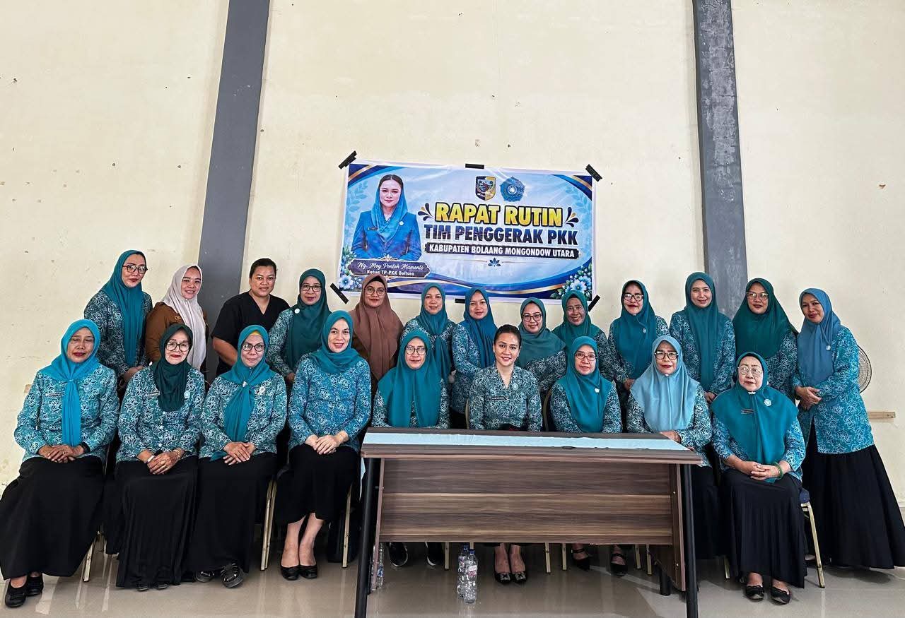 Ketua TP-PKK Bolmut Moy Olivia Pontoh-Mamonto bersama jajaran usai rapat rutin TP-PKK