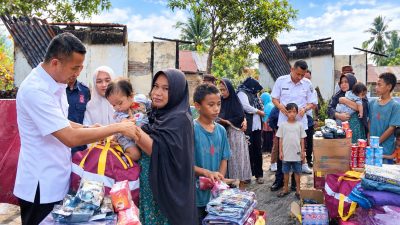 Mohammad Aditya Pontoh saat mengunjungi dan menyerahkan bantuan kepada korban bencana kebakaran di kecamatan Bintauna