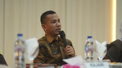 Plt Bupati Bolmut saat memimpin rapat Forkopimda