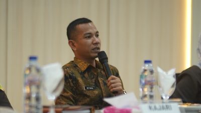 Plt Bupati Bolmut saat memimpin rapat Forkopimda