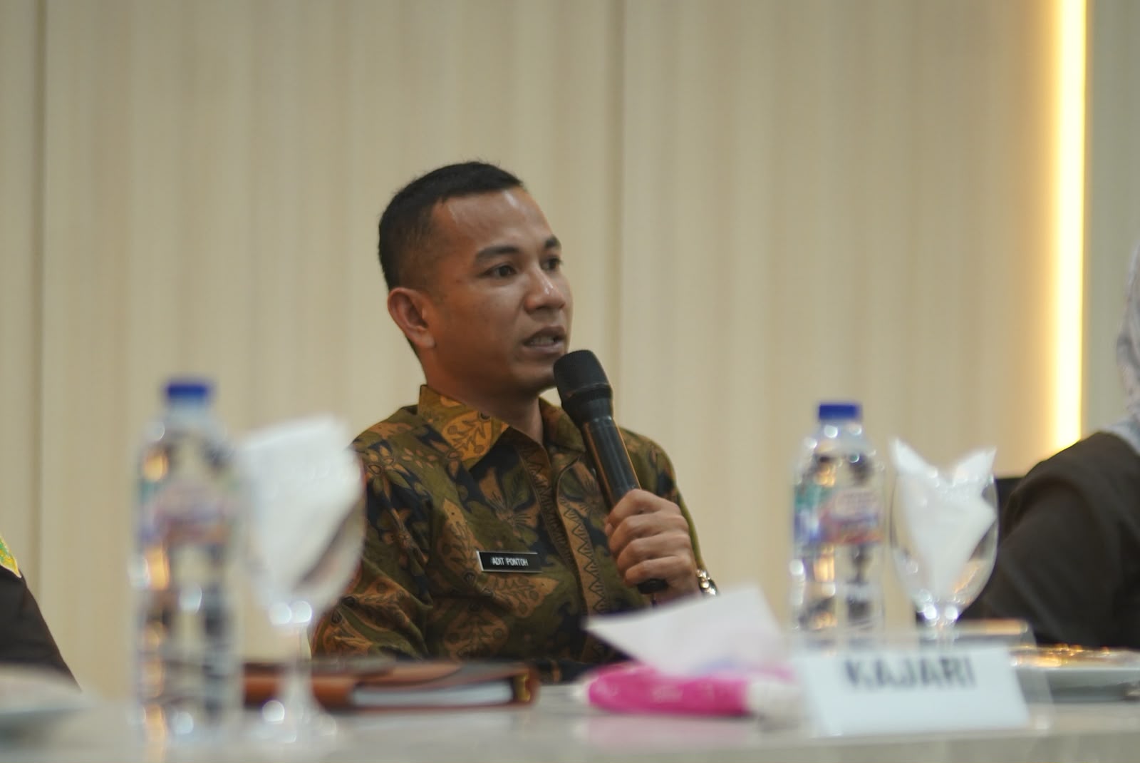 Plt Bupati Bolmut saat memimpin rapat Forkopimda