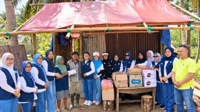 Plt Ketua TP-PKK Bolmut Moy Olivia Pontoh-Mamonto bersama rombongan saat menyerahkan bantuan kepada korban kebakaran rumah di Desa Ollot II