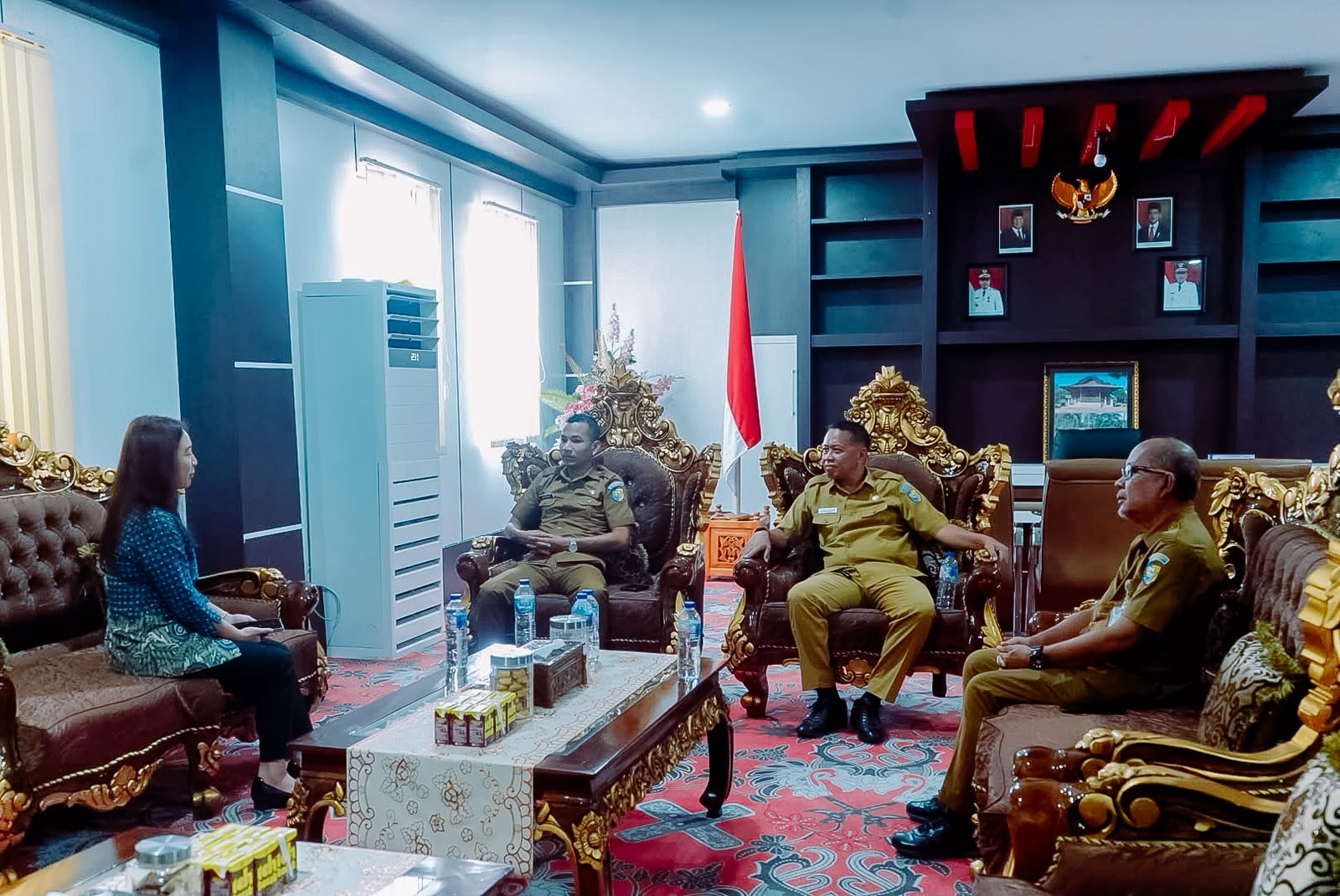Plt Bupati Bolmut Mohammad Aditya Pontoh didampingi Staf Ahli menerima kunjungan Kepala BPJS Cabang Tondano yang membawahi wilayah Bolmut membahas terkait penambahan kuota 7000 kepesertaan JKN