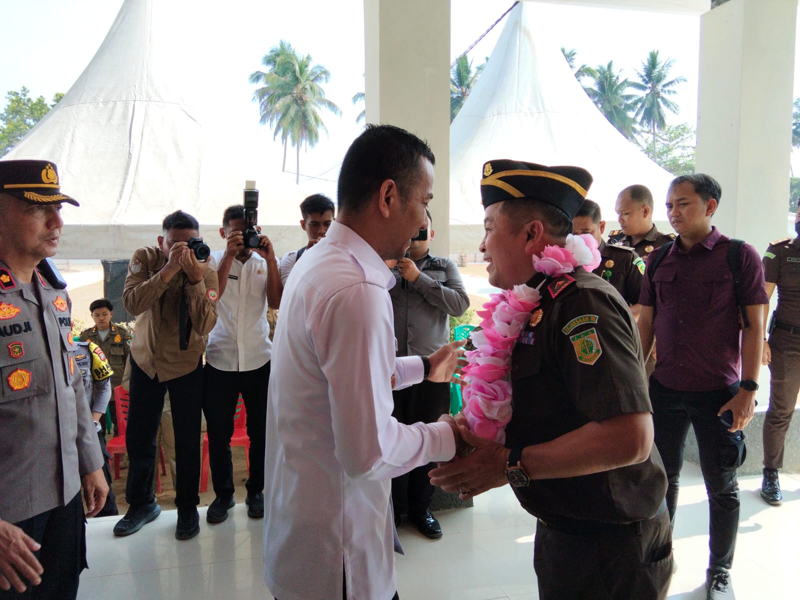 Plt Bupati Bolmut Mohammad Aditya Pontoh bersama Plt Kajati Sulut Feri Tas, di kegiatan pelantikan Srikandi Jaga Desa dan Aslinmas Kabupaten Bolmut