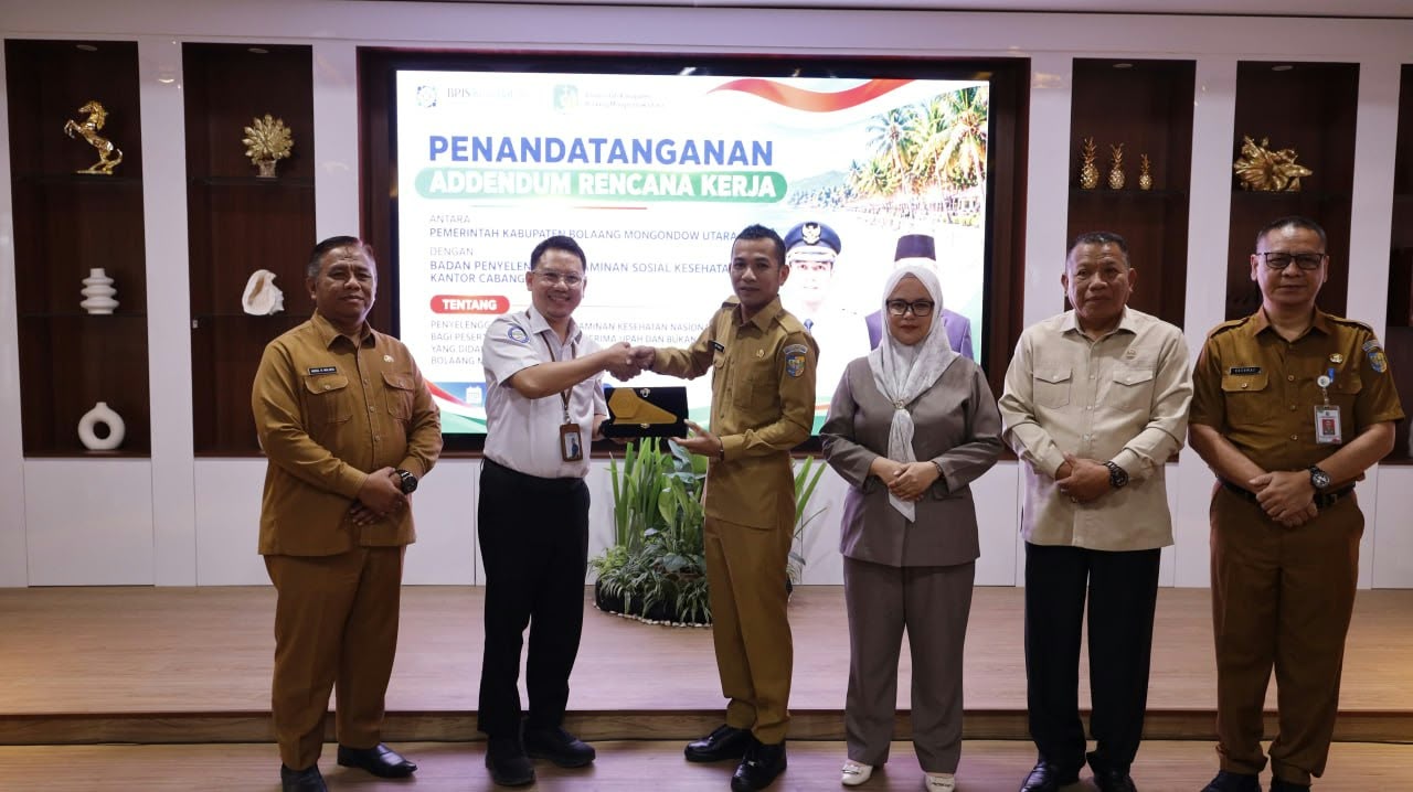 Plt Bupati Bolmut Mohammad Aditya Pontoh didamping Pimpinan DPRD Bolmut bersama Kepala BPJS menekan Kota tambahan 7000 Jaminan Kesehatan di Bolmut